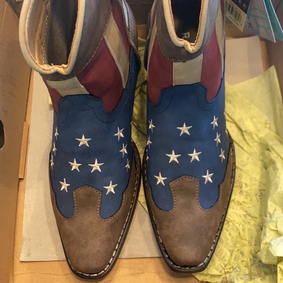 Brand new American Flag boots. So gorgeous! They are a size 9 but run small!!!! - Picture 3 of 4